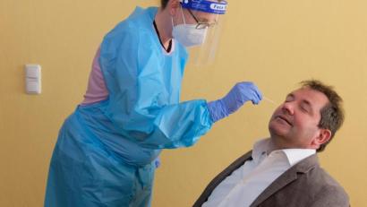 Bild: do
Mit gutem Beispiel wollte Bürgermeister beim Corona-Schnelltrest vorangehen. Den Test im Sitzungssaal des Gemeindezentrums nahm Notfall-Sanitäterin Anke Priebe aus Unterbibrach vor.