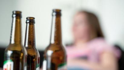 Bild: Alexander Heinl/dpa
Die Corona-Pandemie erhöht Experten zufolge das Risiko für Alkohol- und Drogenmissbrauch.