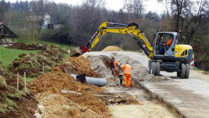 Bild: jp
Beim Ausbau der Gemeindeverbindungsstraße zwischen Utzenhofen und Kastl wird die Wasserleitung für das Baugebiet Kastl-Süd II gleich mit verlegt. Der Gemeindehaushalt 2021 sieht dafür entsprechende Mittel vor.