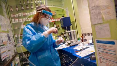 Symbolbild: Peter Kneffel/dpa
Apotheker verarbeiten die Probe eines Nasenabstrichs für einen Corona-Schnelltest, die zuvor beim Kunden entnommen wurde. Diese kostenlosne Corona-Schnelltests für Bürger ohne Erkältungssymptome bieten einige Apotheken in Weiden und im Landkreis Neustadt an.