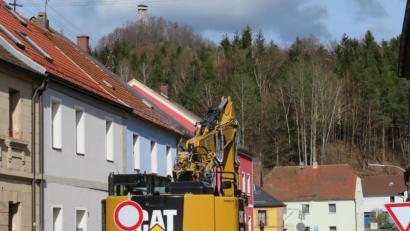 Bild: ow
Seit Dienstag ist die östliche Zufahrt zum Marktplatz gesperrt. Die Tiefbaufirma Richard Schulz aus Pfreimd hat im Auftrag des Landkreises begonnen, die Kreisstraße zu erneuern.