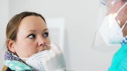 Symbolbild: Oliver Berg/dpa
Das Angebot an ausreichenden Testmöglichkeiten sieht Landratsamt-Pressesprecher Wolfgang Fenzl als einen Grund für die sinkenden Coronazahlen im Landkreis Tirschenreuth.