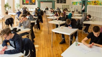 Symbolbild: Wirtschaftsjunioren Deutschland/exb
30 Multiple-Choice-Fragen aus den Bereichen Wirtschaft im Alltag, Wirtschaftspolitik, Internationales und Globalisierung, Finanzen, Ausbildung sowie zum Jahresthema Digitalisierung sind bei dem Quiz, das sich an Neuntklässler wendet, zu beantworten.