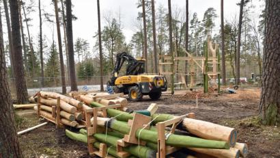 Bild: Andreas Royer
Zum Abenteuerspielplatz in der Oberen Wagensaß gehört künftig auch ein Niederseilgarten, der Geschicklichkeit und Konzentration verlangt. Die Aufstellung der Elemente hat der Bauhof übernommen.