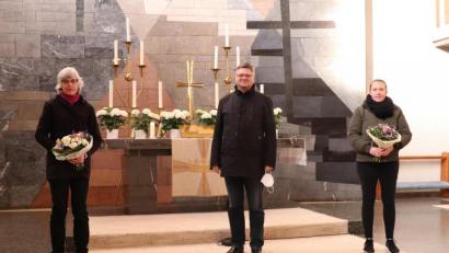 Bild: cog
Dekan Karlhermann Schötz (Mitte) gratuliert Pfarrerin Ulrike Häberlein (links) zum 25-jährigen Ordinationsjubiläum und verabschiedet Franziska Ziegler (rechts) von der Verwaltungsstelle in den Mutterschutz.
