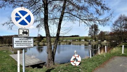Bild: ubb
Mit einem deutlich sichtbaren neuen Schild gibt die Gemeinde Krummennaab bekannt, dass sie nicht für Badeunfälle haftet und auf dem Gelände des Erlenweihers Parken verboten ist.