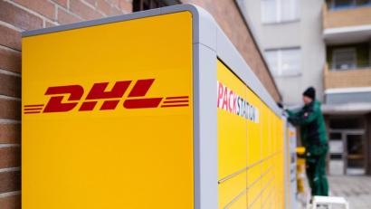 Symbolbild: Sebastian Gollnow/dpa
So ähnlich wie eine Packstation von DHL sehen die "Click & Collect"-Boxen für Einzelhändler aus. Kunden können hier unabhängig von Ladenöffnungszeiten bestellte Ware abholen.