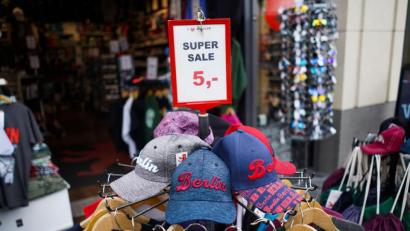 Symbolbild: Jörg Carstensen/dpa
Ein gemeinsamer Lagerverkauf Amberger Einzelhändler: Diese Idee bringt der Runde Tisch Innenstadt ins Spiel.