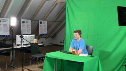 Bild: eib
Gut gelaunt: Stammtisch-Moderator und Organisator Jirka Petrášek im CeBB-Studio