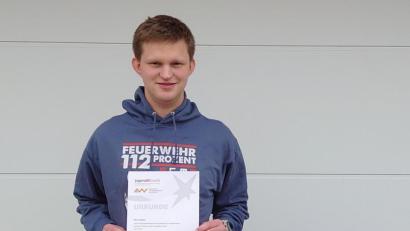Bild: J. Schienle/exb
Nico Herbst, Schüler des HCA-Gymnasiums, freut sich über seinen Sonderpreis bei "Jugend forscht".
