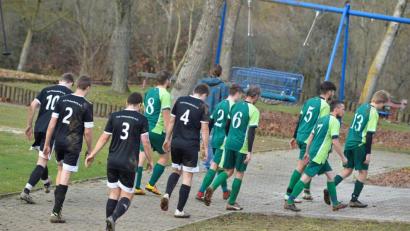 Bild: Ziegler
Runter vom Spielfeld: Der Saisonabbruch im Fußball ist so gut wie sicher. Allerdings ist die Frage, wie er vonstatten gehen soll. Der Verband arbeitet in den kommenden Tagen Optionen aus und wird dann seine Mitgliedsvereine befragen.