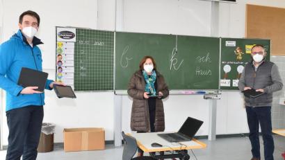Bild: fjo
Stellvertretende Schulleiterin Christa Walbrunn nimmt die Tablets von Bürgermeister Markus Bauriedl (rechts) und Christian Meier (links) mit großer Freude entgegen.