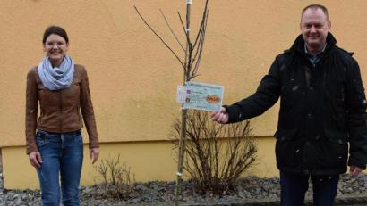 Bild: bö
Einen adeligen Sommerapfelbaum der Sorte "Freiherr von Berlepsch" haben die Ebermannsdorfer bei der Ramasuri Aktion "Apfelbäume für alle" gewonnen. Darüber freuen sich Marie-Theres Gilch, stellvertretende. Kindergartenleiterin, und Bürgermeister Erich Meidinger.