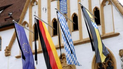 Archivbild: Stephan Huber
Trauerflor am Rathaus - Die Stadt Amberg gedenkt am Sonntag der Toten der Corona-Pandemie.