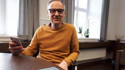 Bild: pz
Bürgermeister Bernd Sommer hat die "Waldsassen-App" schon auf dem Smartphone. Auf dem Tisch liegt der Zettel mit dem QR-Code und dem Hinweis "Büro Bürgermeister".