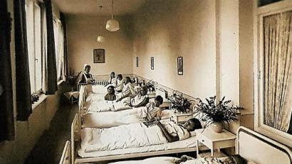 Bild: Archiv Klinik/BRK/exb
So sahen in den Anfängen die Krankenzimmer aus: Sie hatten Schlafsaal-Charakter.