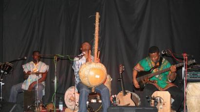 Archivbild: Katrin Lyda/fph
Musiker aus aller Welt sind im Tanzsaal in Kaiserhammer aufgetreten, hier Adjiri Odametey aus Ghana mit seiner Combo. Kulturverein und Publikum hoffen, dass solche Veranstaltungen bald wieder möglich sein werden.