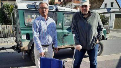 Bild: ige
MEINE-Vorsitzender Manfred Lilla (links) übergab den elektrisch betriebenen Rollstuhl an den neuen Besitzer, der sich sehr freute über diese Osterüberraschung.