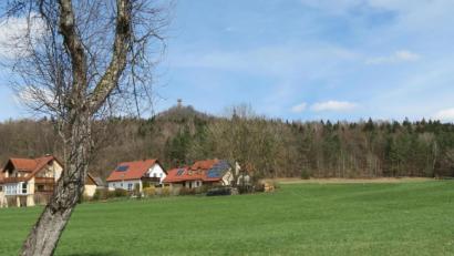 Bild: ow
Bauplätze sind in Neustadt am Kulm inzwischen rar geworden. Deshalb beschloss der Stadtrat die Bauleitplanung für die Erweiterung des Baugebietes Grünlohe einzuleiten. Im Anschluss an die bestehenden Häuser sollen bis zu elf neue Bauplätze angelegt werden.