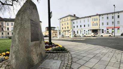 Bild: Gabi Schönberger
Der Gedenkstein vor dem Bahnhof in Weiden ist dem Lokführer Johann Grünwald und dem Heizer Georg Dietl gewidmet. Beide starben bei einem Tieffliegerangriff.