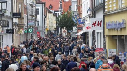 Bild: Wolfgang Steinbacher
In Coronazeiten ein ungewöhnliches Bild – unsere Archivaufnahme vom verkaufsoffenen Sonntag in Amberg entstand 2019, vor der Pandemie.