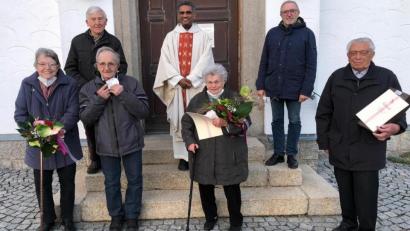 Bild: ld
Für 60-jährige Treue zum Verein wurden bei einer Agape-Feier Mitglieder geehrt, unter anderem die ehemaligen Vorsitzenden Erika Doleschal (links) und Erhard Feche (rechts). Den Gottesdienst zelebrierte Pater Joy. Mit ihm Bild Vorsitzender Ludwig König (hinten links) und Stellvertreter Christian Drehobel (hinten rechts).