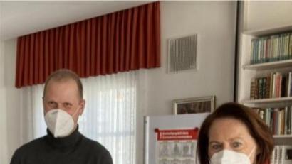 Bild: Heiner Sauren/exb 
An Christoph Imbach (Leiter der Schwandorfer Tafel) überreichte Marianne Wolf (rechts) die Spende der Stiftung.