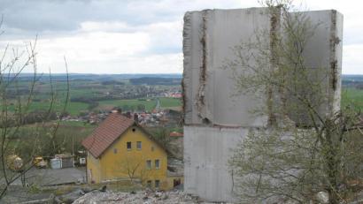 Bild: bkr
Das alte Kantinengebäude ist längst abgerissen, ebenso die Anlage zum Brechen der Steine. Ein Teil davon ist im Vordergrund zu sehen. Hier in diesem Bereich soll der Schafstall entstehen.