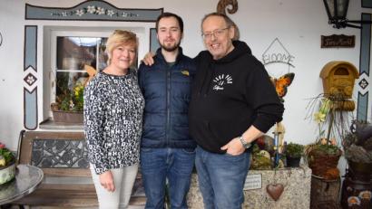 Bild: wku
Der frisch gebackene Doktor der Physik, Philipp Merkl (Mitte), mit seinen Eltern Gerlinde und Michael.