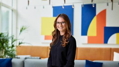 Bild:  Daniel Rothenberger/exb
Julia Kupke fühlt sich sehr wohl in ihrem Büro in München. Sie wechselt aber gern immer einmal wieder ihren Arbeitsplatz und lenkt mitunter von Mallorca aus die Geschicke ihres Unternehmens.