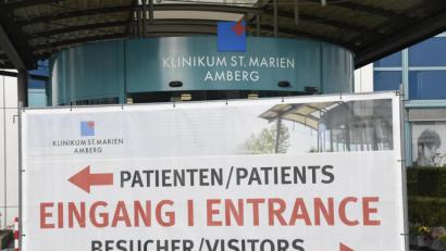 Bild: Petra Hartl
Der Eingang zum Klinikum Amberg. Die Besuchsregeln wurden wegen der Corona-Pandemie nochmals verschärft.