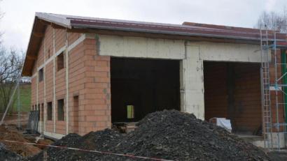 Bild: jr
Bislang fielen für den Neubau des Feuerwehrhauses in Zirkenreuth rund 112 000 Euro an Kosten an. Bürgermeister Johann Burger lobte den enormen Einsatz der Helfer, die für einen schnellen Baufortschritt sorgten.