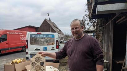 Bild: LBV/exb
Jeder Bastelschritt war von Schreiner Ingolf Miny erprobt. Er hat das Design und das Werkzeug für die Insektenhotels des Kreisjugendrings beigesteuert.