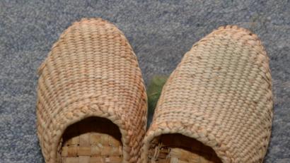 Bild: dob
Strohschuhe waren damals der Renner. Für den Hausgebrauch wurden Schuhe aus Stroh und Stoffresten selbst gefertigt. Auch in Vohenstrauß veranstaltete der Frauenbund mehrmals im katholischen Kinderasyl einen Lern-Kurs zur Anfertigung von Schuhen aus Stoff und Stroh. In Waidhaus war die Nachfrage so groß, dass der Kurs sogar wiederholt wurde. Der auf Veranlassung des Pfarrherrn in Eslarn abgehaltene Strohschuh-Kurs „befriedigte allgemein“.