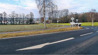 Bild: bsc
Der bestehende Geh- und Radweg von der Brauerei kommend entlang der Staatsstraße nach Marktredwitz (Bild) wird auf der linken Seite der Badstraße weitergebaut - hin zum Feuerwehrhaus (Bildmitte).