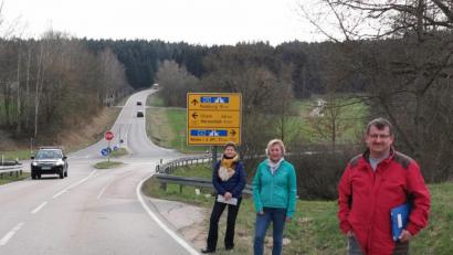 Bild: Portner
Heinrich Deyerl, Waltraud Zitzmann-Uber (Mitte) und Agnes Bauer sammeln Unterschriften gegen eine Brücke über die B 22 an der Teunzer Kreuzung.