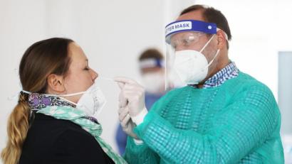 Symbolbild: Oliver Berg
Ein Apotheker nimmt bei einer Frau einen Abstrich in der Nase für einen Corona-Schnelltest vor. In Neunburg sind die Vereine aufgerufen, ihre Mitglieder testen zu lassen. Die Meistbeteiligung wird mit Geldpreisen belohnt.