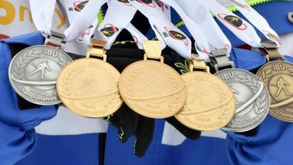 Archivbild: Hendrik Schmidt/dpa
Der ideelle Wert einer Medaille ist für Sportler sehr hoch. Aber machen sich große sportliche Erfolge auch auf dem Konto bemerkbar? Sportrechtevermarkter Stephan Peplies, unter anderem Manager von Eric Frenzel, klärt auf.