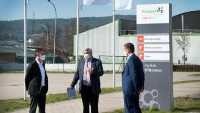 Bild: Sonnleitner/exb 
Bundestagsabgeordneter Karl Holmeier (Mitte) sprach mit Schmack-Geschäftsführer Manuel Götz und Vertriebsleiter Hendrik Wilcke über die Novelle des Gesetzes für den Ausbau Erneuerbarer Energien.