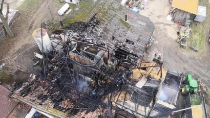 Bild: Sebastian Grillmeier/exb
Das ganze Ausmaß des Schadens war am Tag nach dem Brand von der Drehleiter der Feuerwehr Waldsassen aus zu beobachten. Neben Teilen des Schweinestalls (Mitte) hatte es auch das Getreidesilo erwischt.