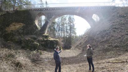 Bild: Verena Sägenschnitter/exb
Der Ursensollener Bürgermeister Albert Geitner (links) macht sich mit Natur- und Landschaftspflegerin Anita Vieracker vom Landschaftspflegeverband Amberg-Sulzbach ein Bild von den Maßnahmen an der Haager Eisenbahnbrücke.