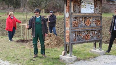 Bild: soj
Bürgermeister Wolfgang Söllner (von rechts) bedankte sich bei den Verantwortlichen des Obst- und Gartenbauvereins für die Baumpflanzaktion beim Insektenhotel am Fahrradweg. Mit dabei Armin Greger, Theo Schiener und Vorsitzende Inge Geißler.