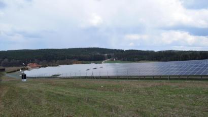 Bild: bnr
Die Photovoltaik-Freiflächenanlage bei Oberaich soll die einzige dieser Größenordnung in der Gemeinde Guteneck bleiben. Künftig werden Anlagen nur noch für den Eigenverbrauch genehmigt.