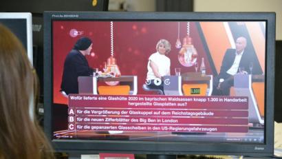 Bild: ubb
Schriftsteller Torsten Sträter, Fernsehmoderatorin Sabine Heinrich und Schauspieler Heiner Lauterbach (von links) suchen nach der richtigen Lösung.
