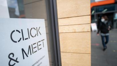 Symbolbild: Sebastian Gollnow/dpa
"Click&Meet" soll ausgewählten Kunden die Ladentüre öffnen. Im Landkreis Schwandorf hält sich der Andrang bislang in Grenzen.