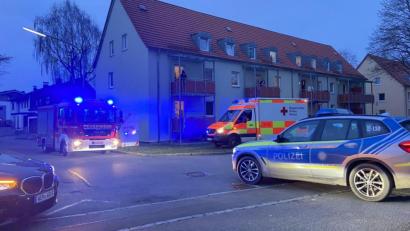 Bild: Gustl Beer
Feuerwehren, Polizei und Rettungswagen rücken am Donnerstagabend in den Eichenweg nach Altenstadt aus. Dort setzt eine überhitzte Fritteuse die Leichtbaumöbel in einer Garage (links im Hintergrund) in Brand.