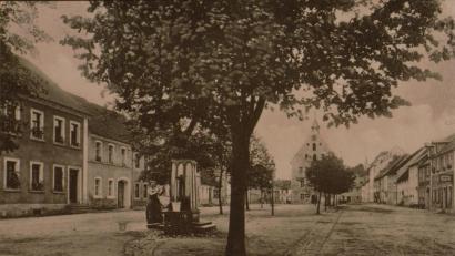 Bild: Kultur- und Militärmuseum Grafenwöhr
Eine historische Postkarte zeigt den Brunnen am Marktplatz Grafenwöhr, der bis 1934 maßgeblich für die Wasserversorgung der Bevölkerung war.