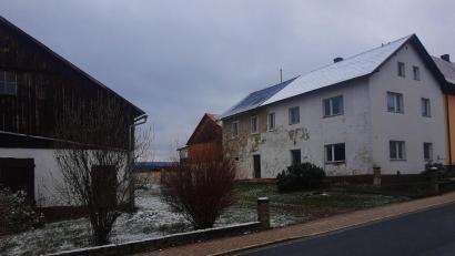 Bild: ld
Das ehemalige Anwesen Lindner in der Fichtelberger Straße ist seit 2018 Eigentum der Gemeinde. "Generationenwohnen" soll hier entstehen. In der vergangenen Sitzung wurden grundsätzliche Beschlüsse dazu gefasst.