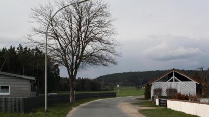 Bild: bjp
In mehreren Etappen erneuern will die Gemeinde Trabitz die Bankette der Bärnwinkler Ortsdurchgangsstraße.