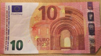 Archivbild:  Polizei Ennepe-Ruhr-Kreis /dpa
Solche Euro-Banknoten sind nicht echt. Es handelt sich handelt um legal verkäufliche „Movie Money“ – verkleinerte Replikate von echten Noten, die zum Spielen oder in Film- und Bühnenproduktionen eingesetzt werden können.